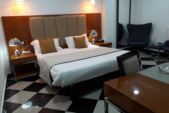 Room 5 of 18