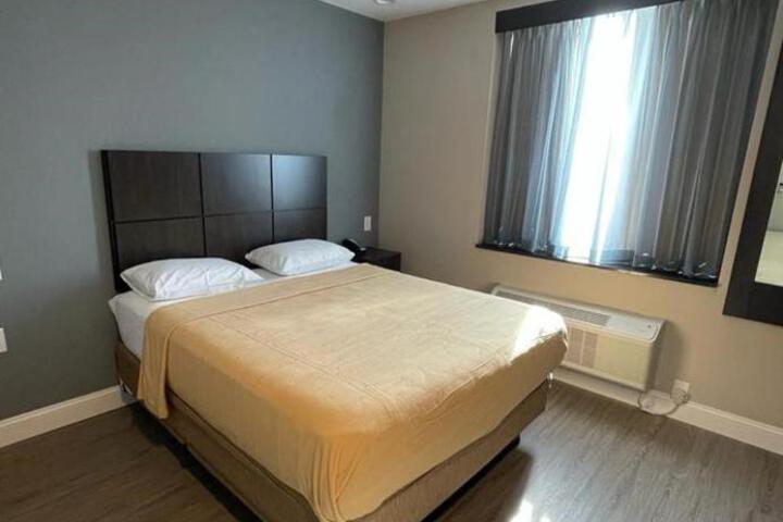 Basic Queen Bed (3 of 10)