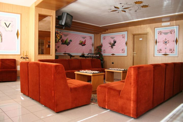 Lounge 25 of 56