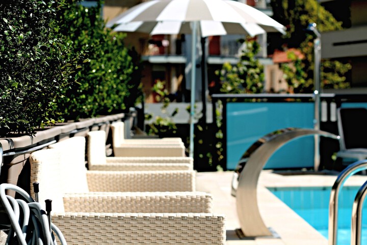 Pool 40 of 76