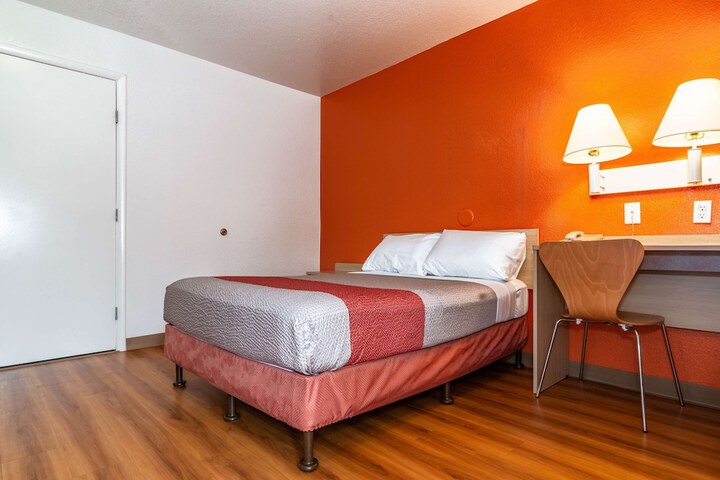 Deluxe Queen Bed (2 of 8)