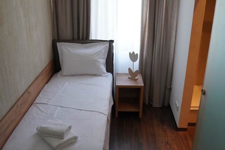 Room 5 of 16