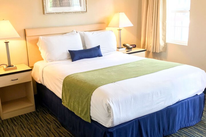 1 Queen Bed (5 of 12)