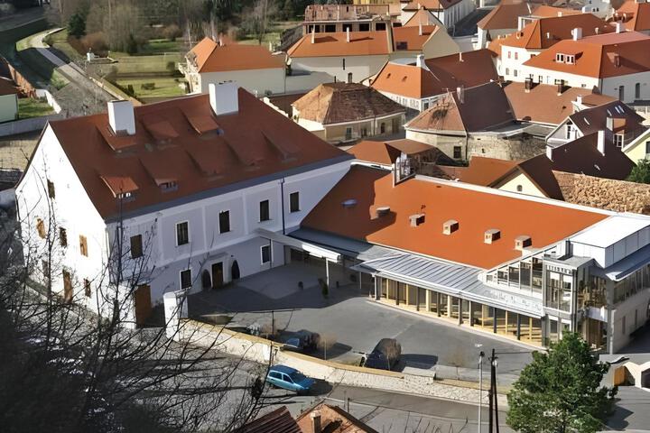 Gizella Hotel** és Étterem