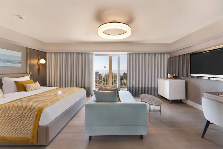 Room 54 of 242