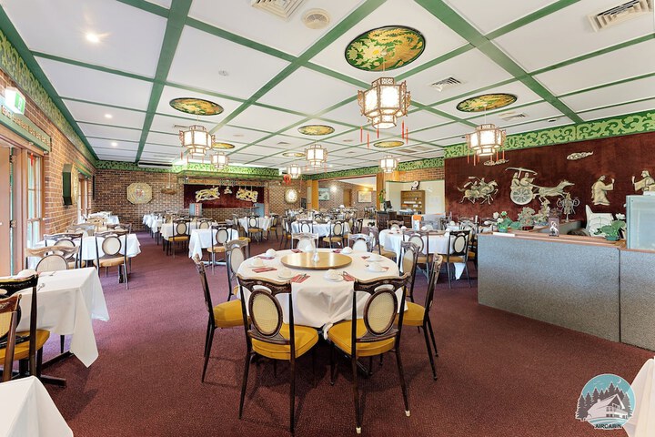 Dining 3 of 8