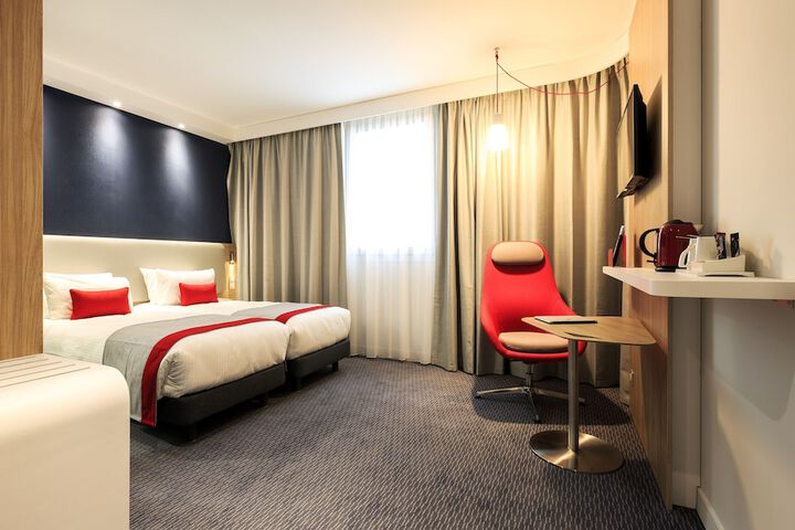 Room 2 of 85