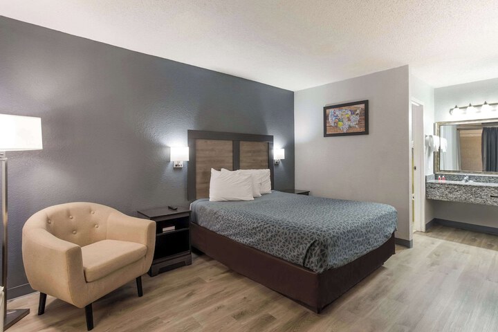 1 Queen Bed (12 of 13)