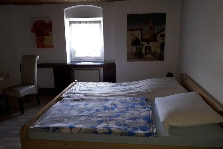 Room 6 of 16