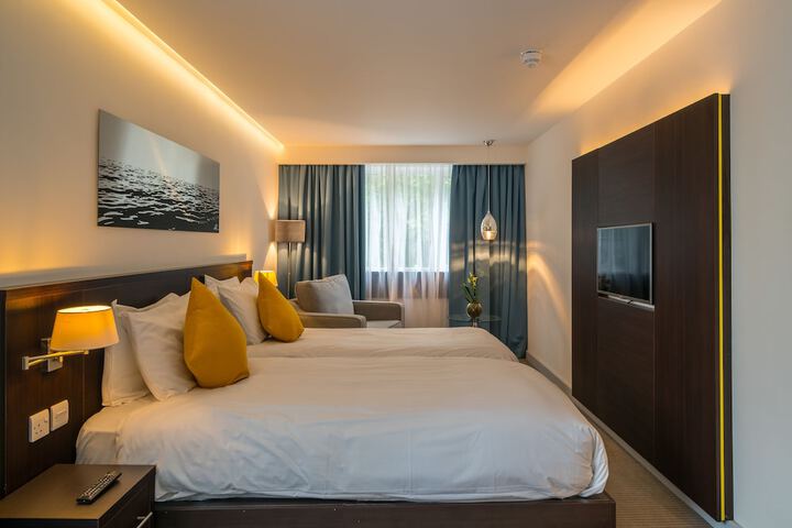 Room 10 of 33