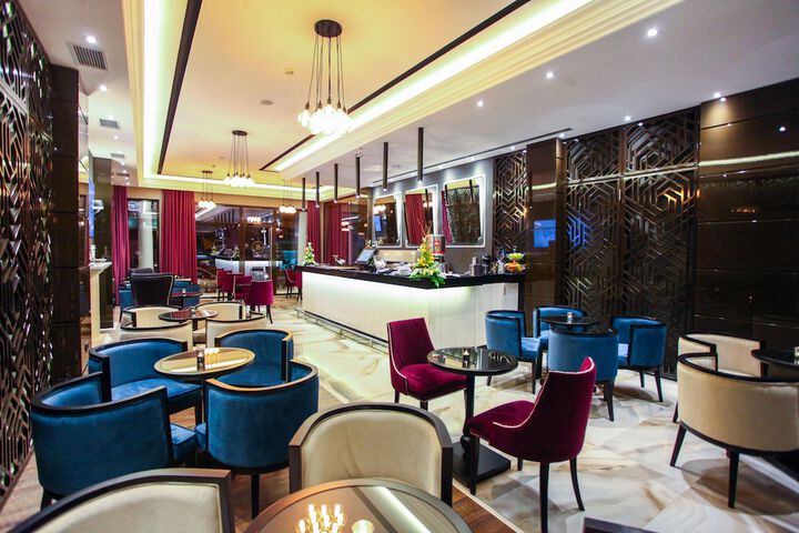 Lounge 78 of 102