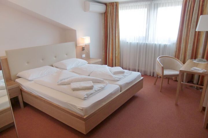Room 10 of 33