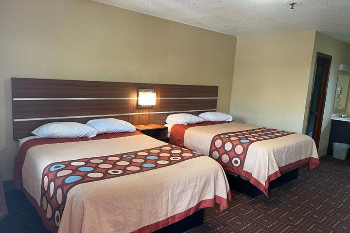 2 Queen Beds (5 of 7)