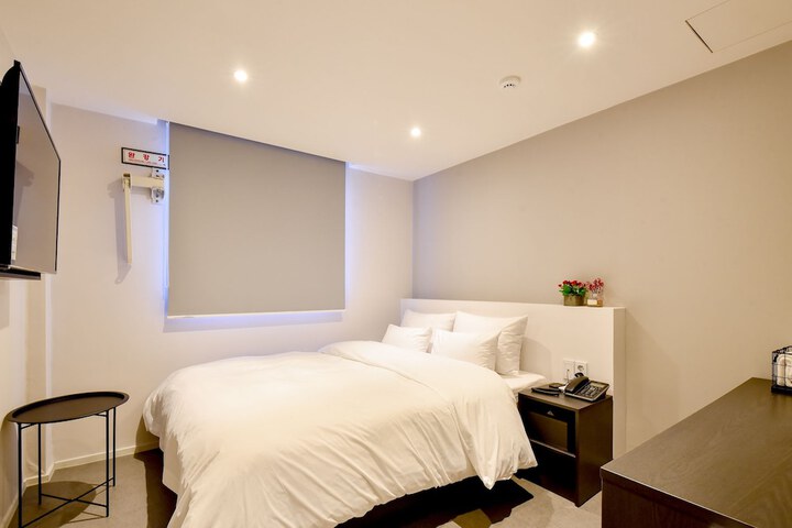 Room 9 of 35