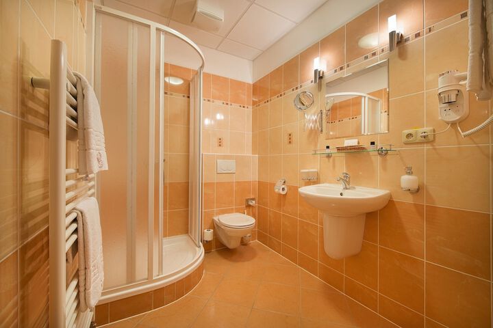 Room 9 of 18