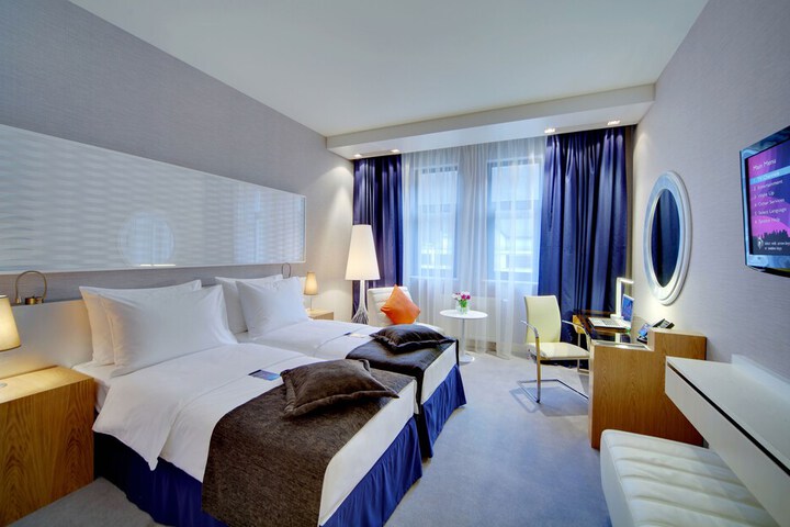 Room 12 of 186