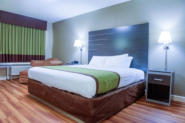 1 Queen Bed (18 of 21)