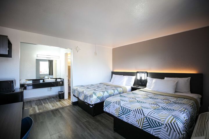 Double Accessible Queen Size Bed (4 of 5)