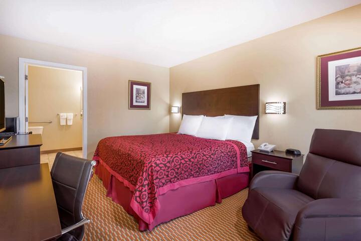 1 King Bed (5 of 14)