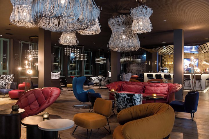 Lounge 22 of 30