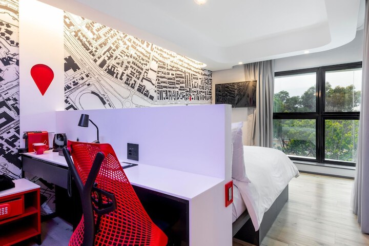 Room 51 of 165