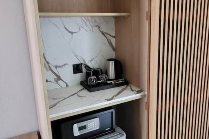 Room 6 of 8