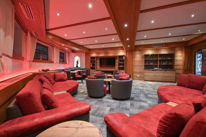 Lounge 71 of 83