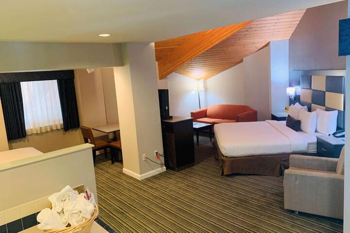 1 King Bed Desk Microwave and Refrigerator High Speed Internet Accessible Coffee Maker, Hairdryer Full Breakfast (16 of 18)
