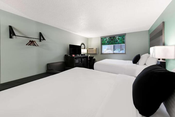 1 Queen Bed (7 of 15)