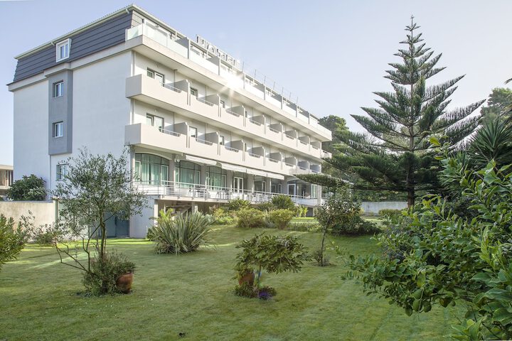 Hotel Exterior 33 of 44