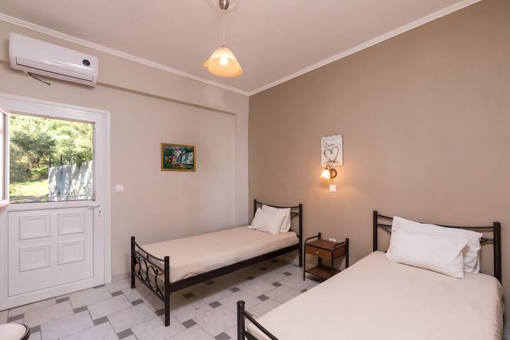 Room 4 of 28