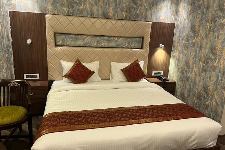 Room 5 of 16