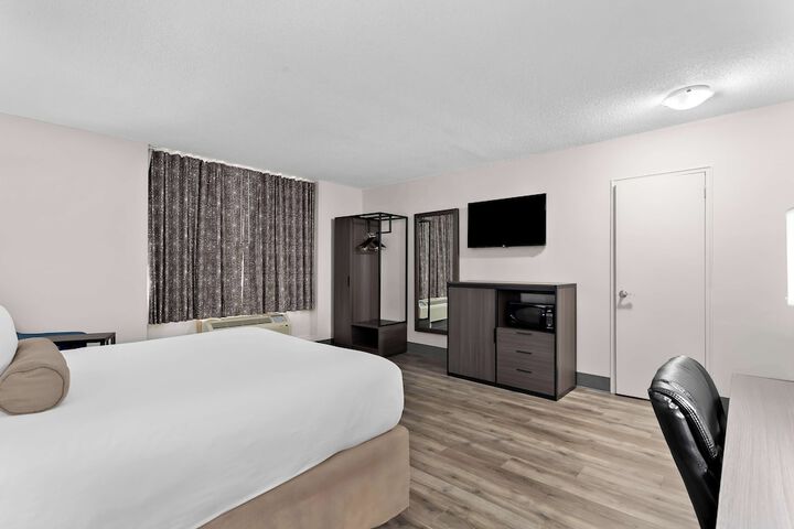 1 Queen Bed (6 of 21)