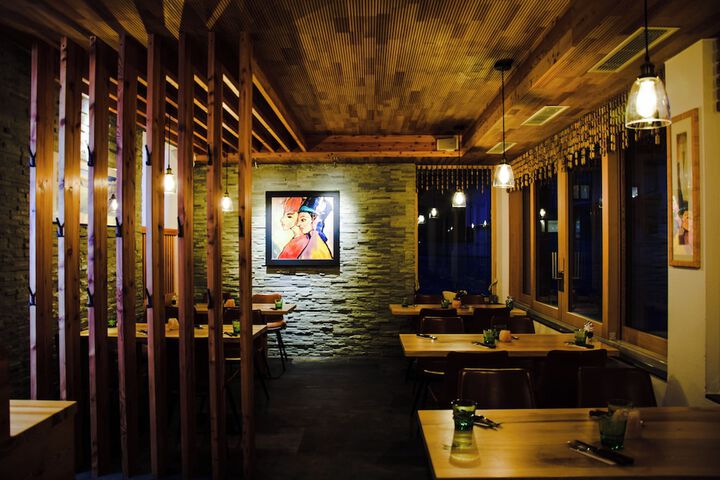 Dining 38 of 52