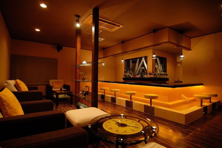 Lounge 25 of 33