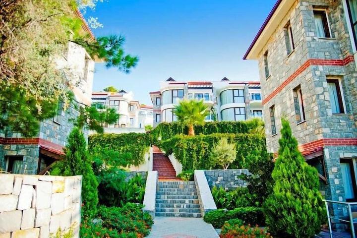 Sertil Deluxe Tropical Suites