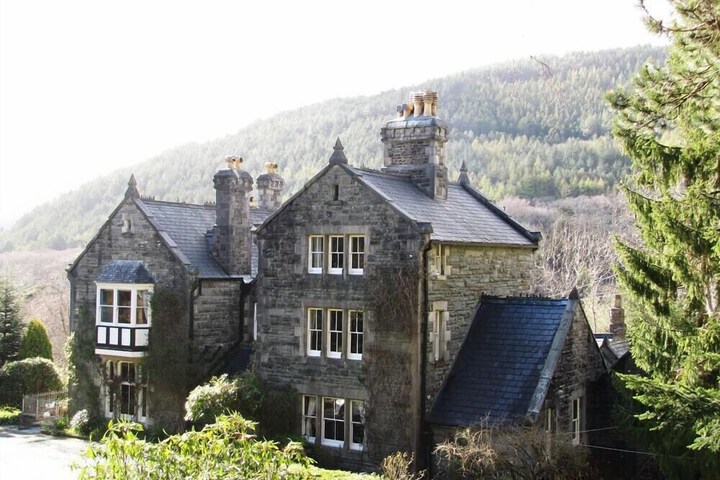 FARCHYNYS HALL