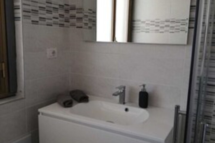 Room 4 of 35