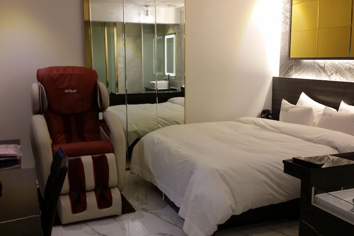 Room 15 of 44
