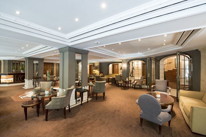 Lobby lounge