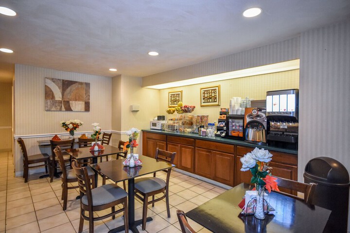 Breakfast/Coffee Service 22 of 26