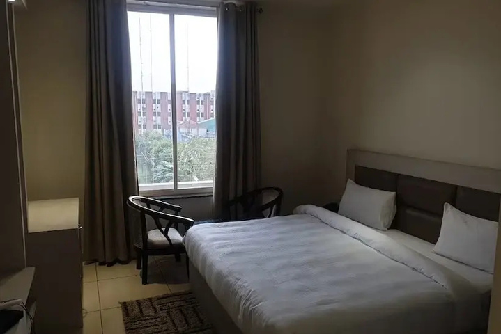 Room 6 of 10