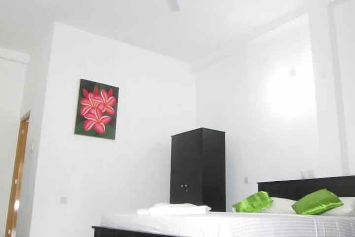 Room 10 of 28
