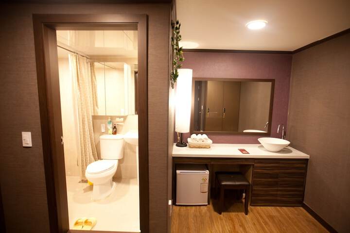 Room 21 of 77