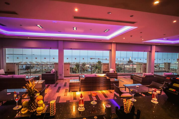 Lounge 69 of 90