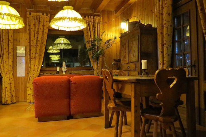 Lounge 72 of 94