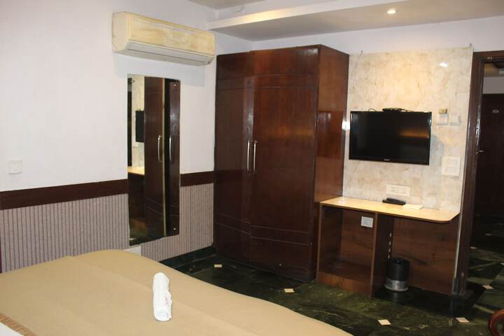 Room 13 of 20