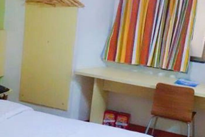 Room 7 of 12