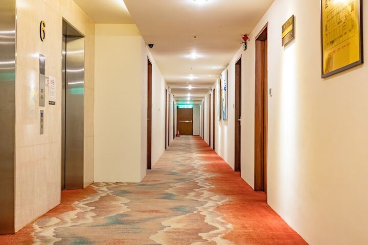 Room 10 of 28