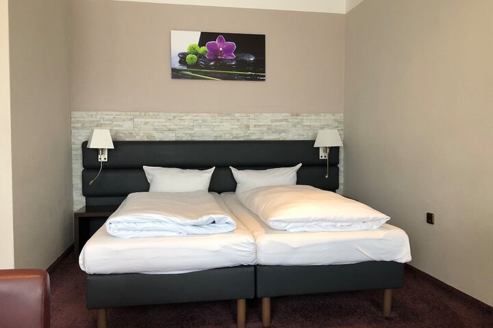 Room 7 of 28